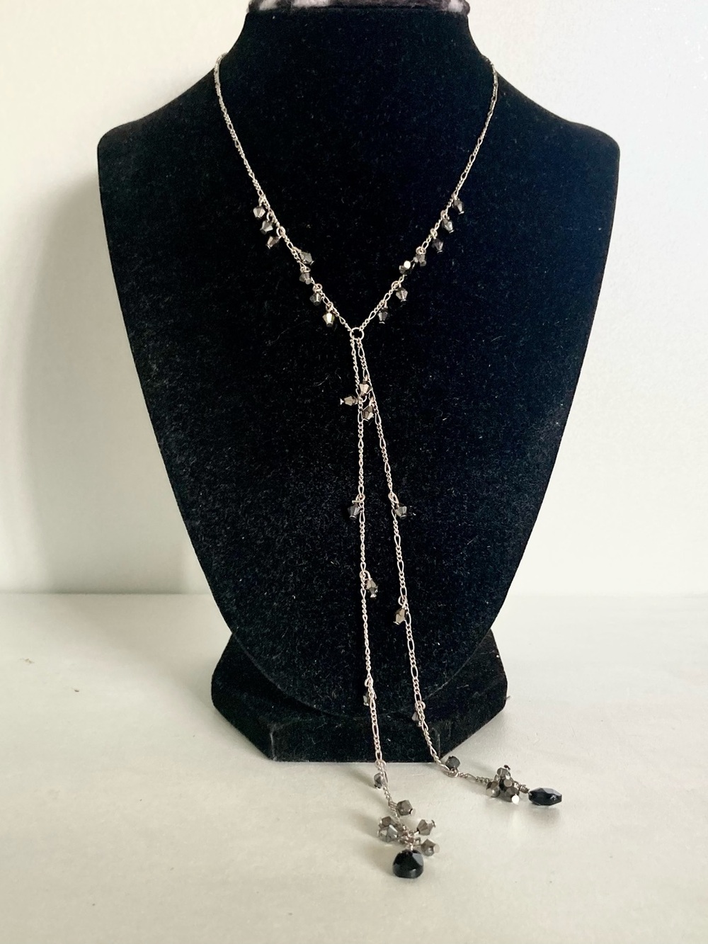 Silver-Tone Lariat preloved Necklace with Gray faceted Beads fashion jewelry